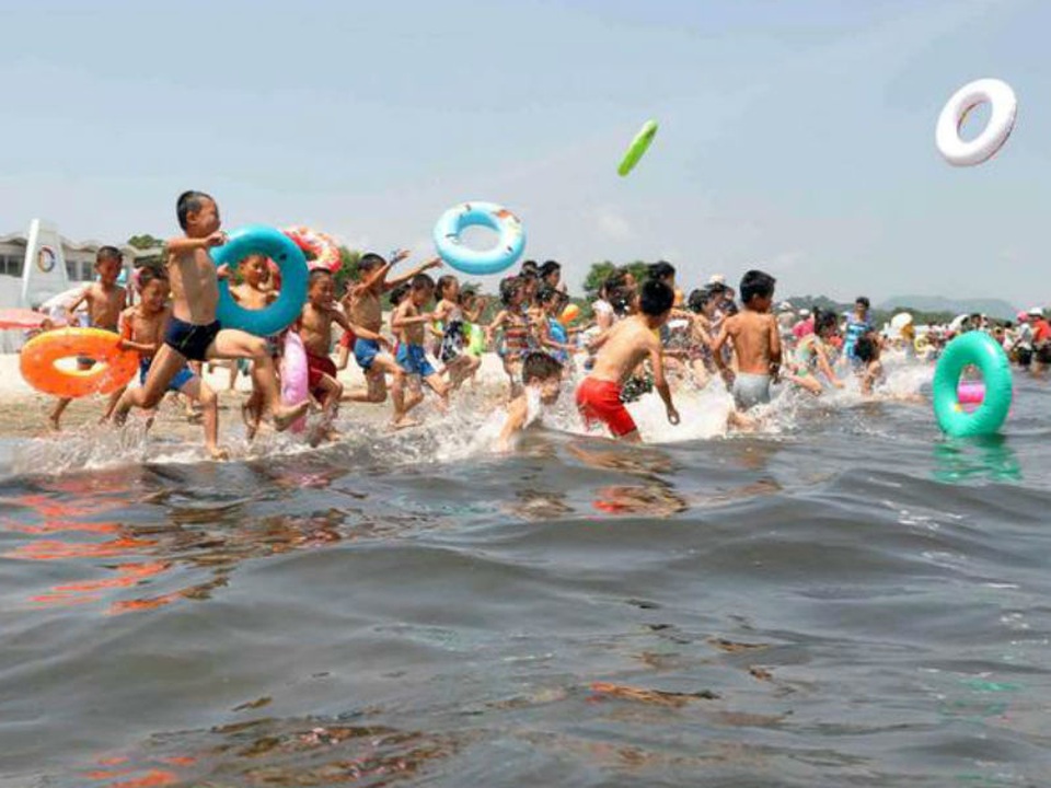 Triều Tiên muốn biến “thủ phủ phóng tên lửa” thành thiên đường du lịch - 3
Một bãi biển ở Wosan (Ảnh: Reuters)