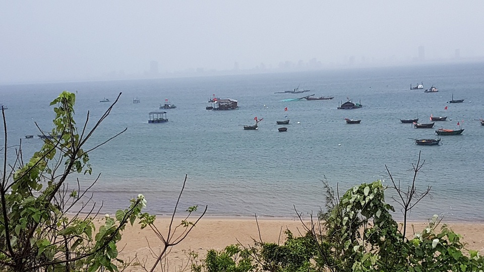 Kiểm tra thông tin biển Đà Nẵng xuất hiện vệt nước màu đỏ - 1
Biển Bãi Nam chiều 24/2 không xuất hiện vệt nước màu đỏ