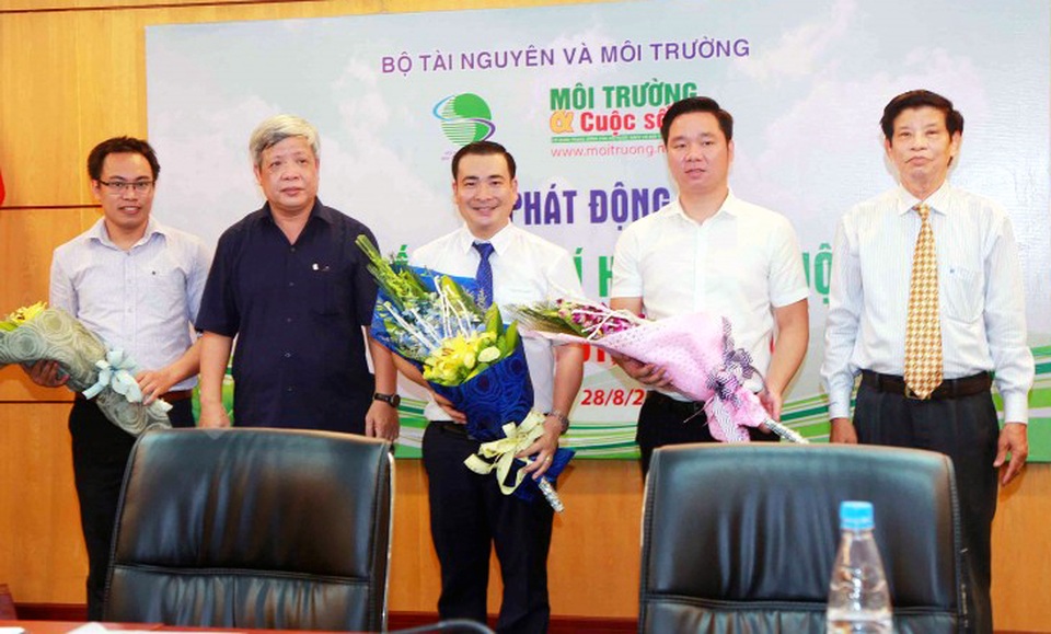 Hà Nội: Phát động cuộc thi “Biến đổi khí hậu với cuộc sống” - 1 Thứ trưởng Bộ TN&MT Nguyễn Linh Ngọc và ông Nguyễn Xuân Lai - Phó Chủ tịch TW Hội Nước sạch và môi trường Việt Nam tặng hoa cho Ban tổ chức cuộc thi.
