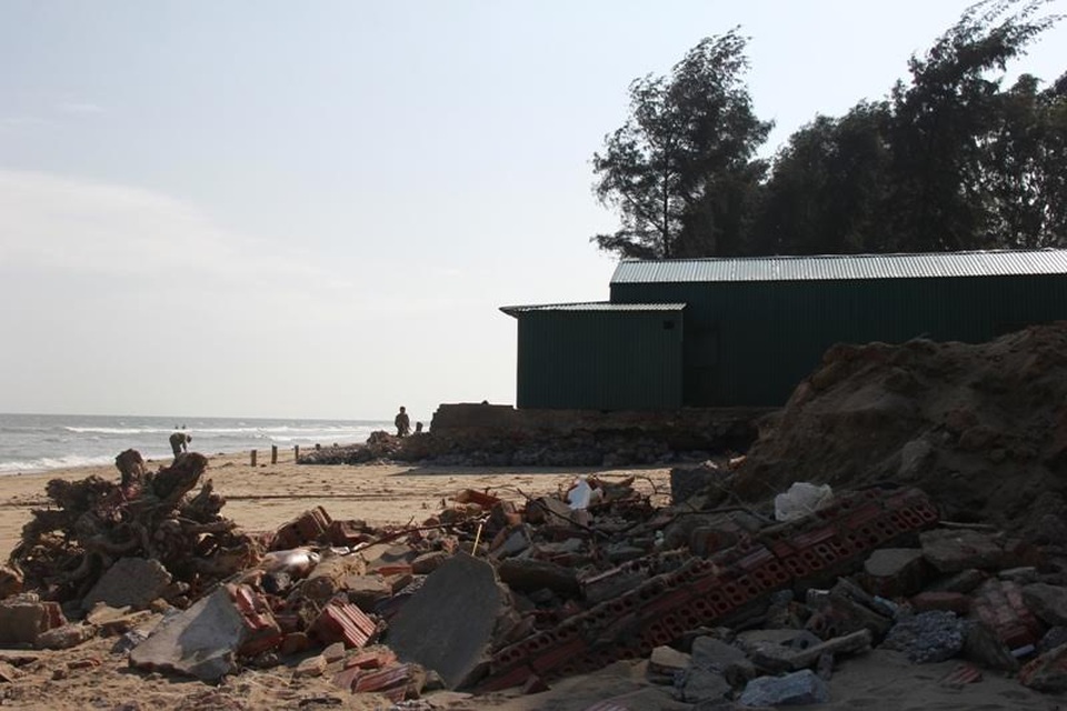 Bãi biển đẹp nhất xứ Thanh bị xâm thực nghiêm trọng - 3 Bãi biển đẹp nhất xứ Thanh bị xâm thực nghiêm trọng - 3