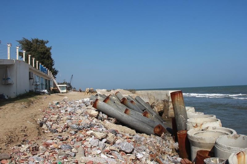 Bãi biển đẹp nhất xứ Thanh bị xâm thực nghiêm trọng - 8
Nước biển càng ngày càng lấn sâu vào công trình.