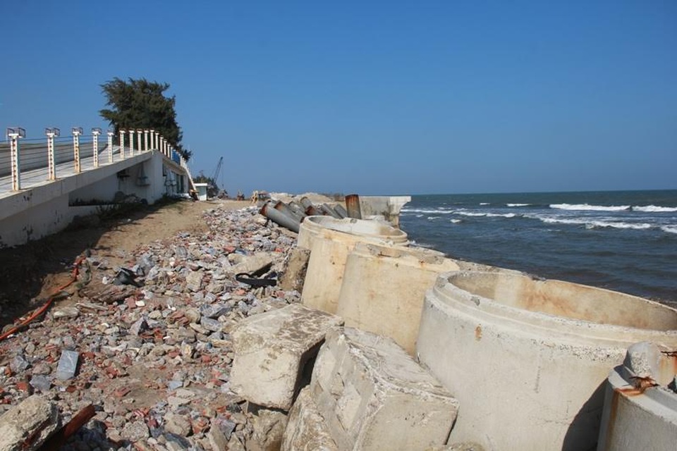 Bãi biển đẹp nhất xứ Thanh bị xâm thực nghiêm trọng - 6 Trước nguy cơ công trình bị đe dọa, chủ đầu tư đã cho đóng cọc nhồi và nhiều cống bê tông nhưng vẫn không ngăn được sóng biển xâm thực
