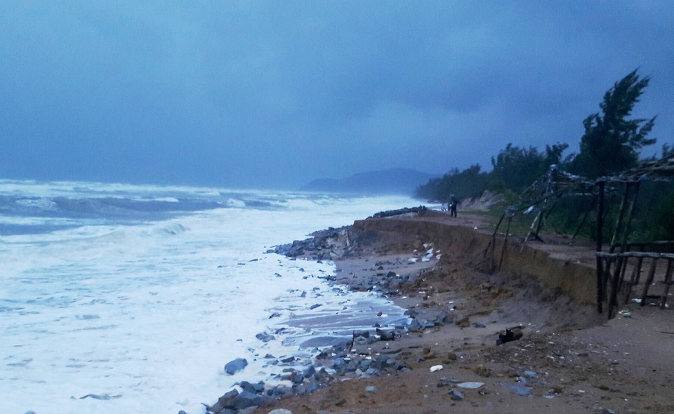 Nhiều đá gia cố đã bị sóng đánh tan