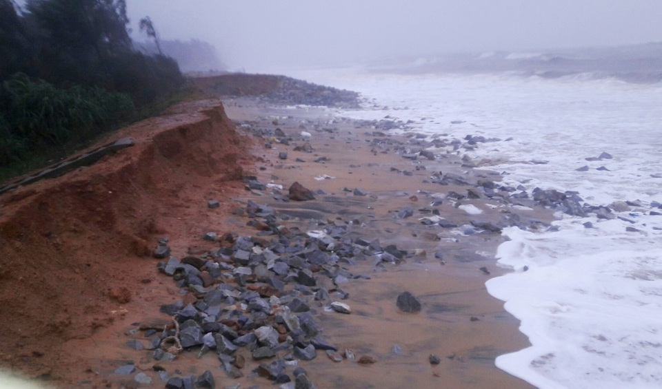 Sạt lở nặng tại biển Vinh Hải do biển tấn công