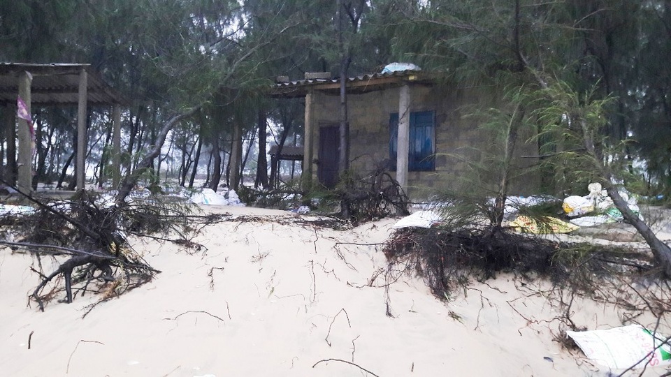 Nhiều dân đã phải di dời - bỏ hoang ngôi nhà bên bãi biển