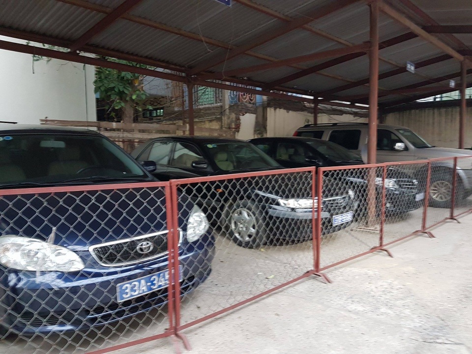 Thực hiện khoán xe công, lãnh đạo 4 sở và 4 quận huyện của TP Hà Nội đi làm bằng xe cá nhân, taxi… Gần 50 xe biển xanh của các sở ngành, quận huyện như GTVT, LĐTB-XH, huyện Thanh Trì… được để trong nhà xe, chờ ngày nộp lại cho thành phố. (Ảnh: Quang Phong)