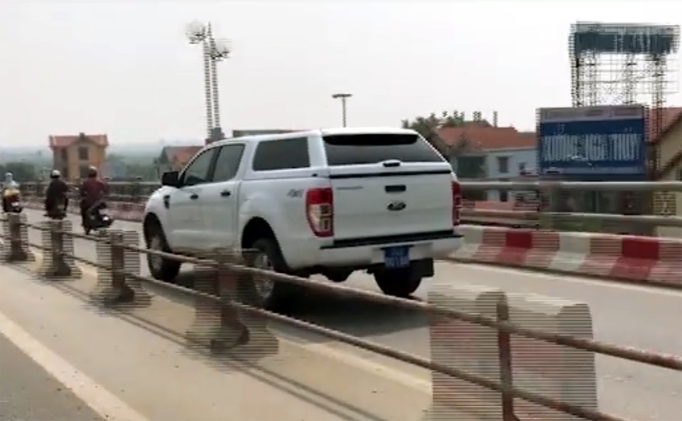 Xe biển xanh “lạc” vào làn xe máy trên cầu Thanh Trì - 1 Chiếc xe ô tô biển xanh lạc vào làn đường dành cho xe máy trên cầu Thanh Trì. (Ảnh cắt từ clip)