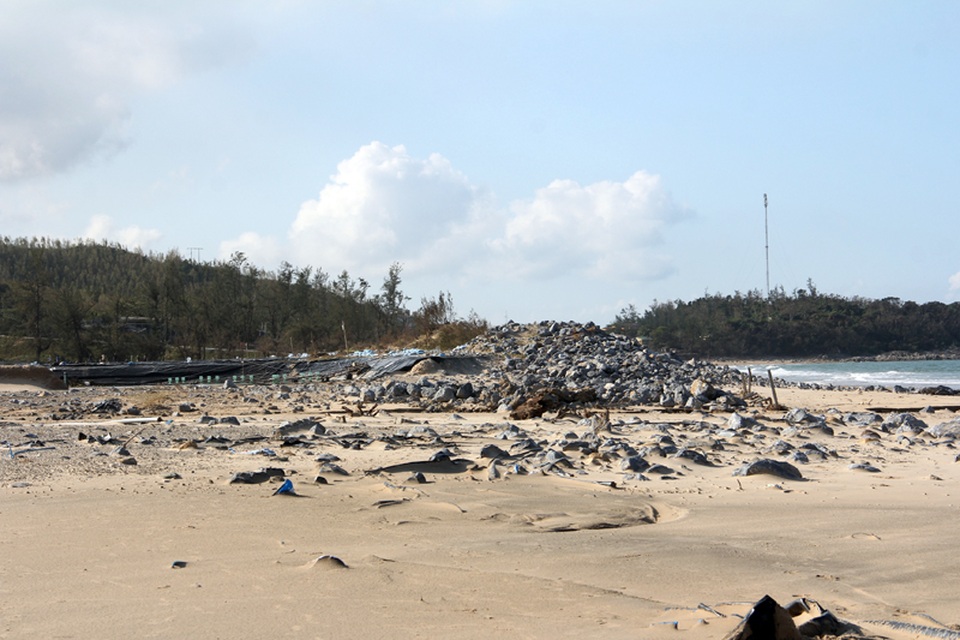 Cận cảnh đê biển cao hàng mét bị sóng "thổi bay" - 7 Tất cả đã tan hoang
