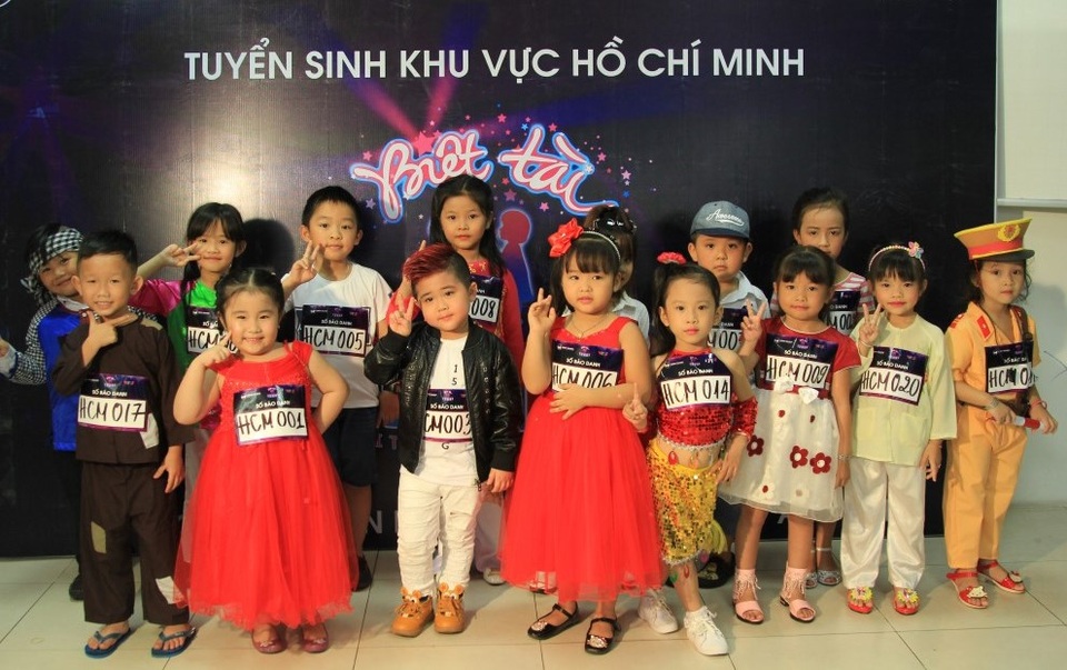 Đừng để gameshow truyền hình lấy hết ngày hè của con trẻ! - 1 Những gương mặt non choẹt được bố mẹ đưa đến tham gia vòng tuyển sinh một gameshow tại TP.HCM. Ảnh: TL.