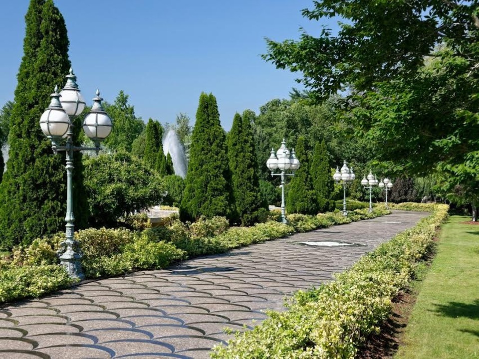 Biệt phủ xa hoa giá nghìn tỷ của đại gia Đông Âu giữa đất Mỹ - 3
Có thể thấy con đường dẫn vào nhà được trau chuốt hết sức tỉ mỉ với đá lát, hệ thống đèn chiếu sáng và hơn hết, bất kỳ ai khi đi trên con đường này còn có cơ hội được chiêm ngưỡng cảnh quan tuyệt đẹp ở hai bên.