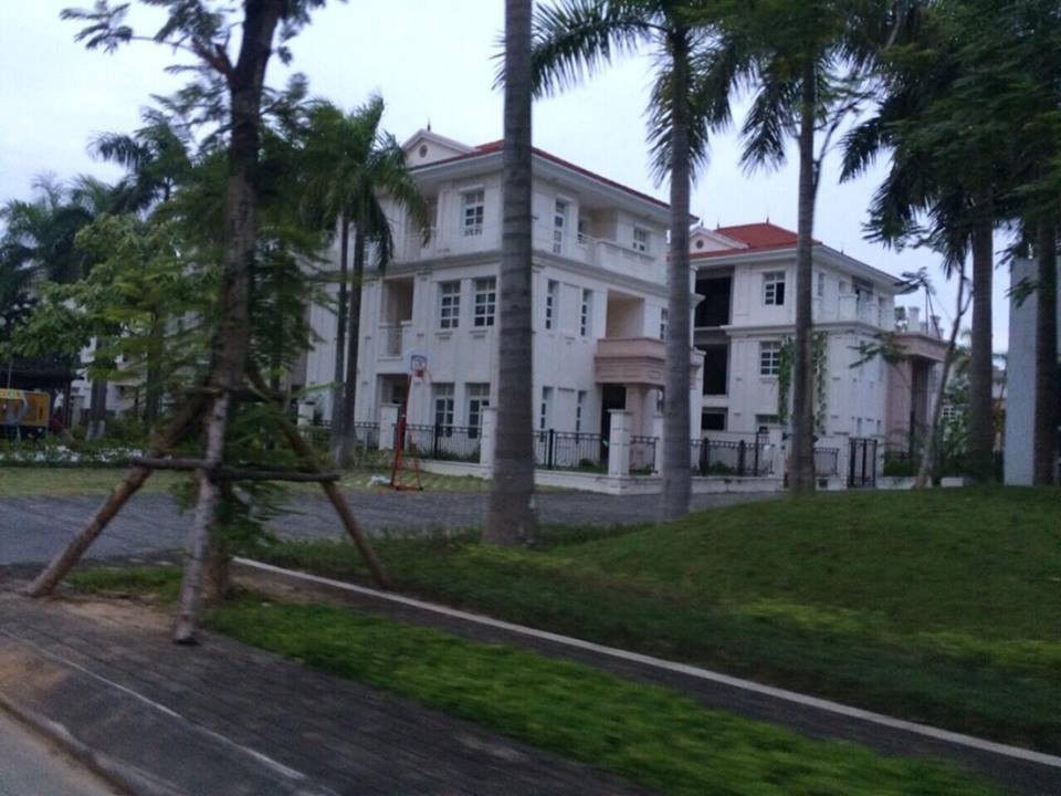 Những khu biệt thự "ma" - hoang phí khủng khiếp của một thời đầu cơ bất động sản - 2 Căn biệt thự đơn lập vẫn còn để không, cỏ mọc um tùm