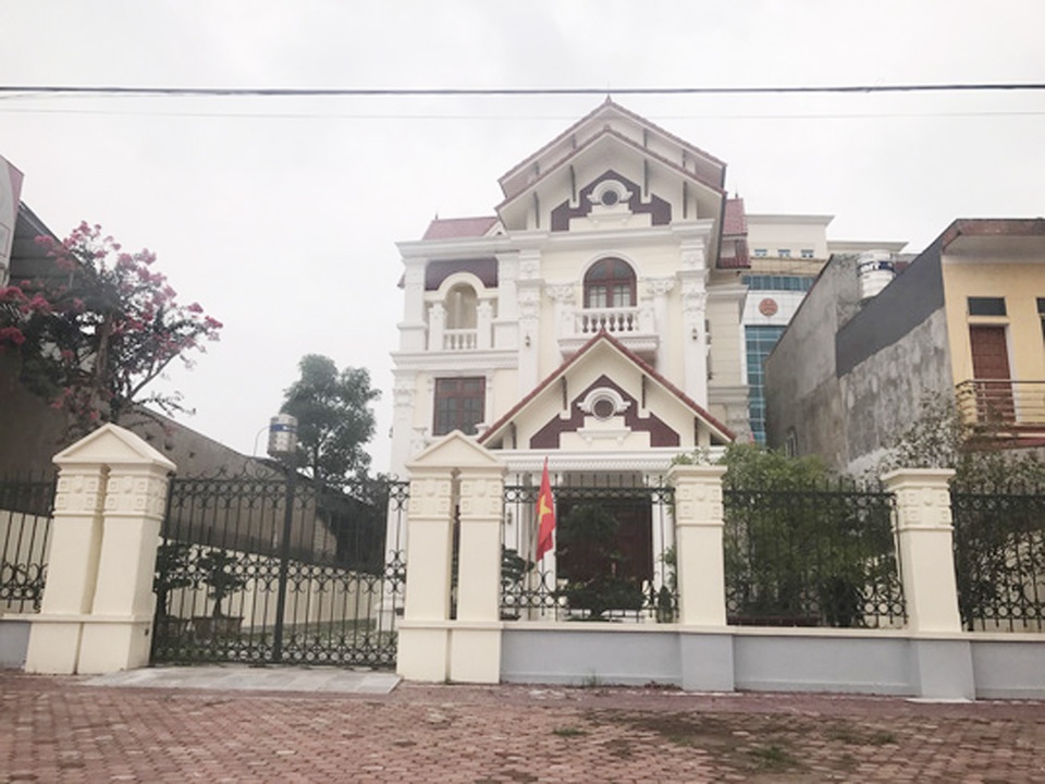 Những dinh thự, biệt phủ "ồn ào" dư luận thời gian qua - 6
Ngôi biệt thự của ông Vũ Xuân Sáng, Giám đốc Sở Kế hoạch và Đầu tư tỉnh Yên Bái đang thu hút sự quan tâm của dư luận xã hội. Hiện ông Sáng cũng đang bị công an tỉnh này điều tra việc đưa số tiền 200 triệu đồng cho nhà báo Lê Duy Phong, báo Giáo dục Việt Nam (Ảnh: Người lao động).