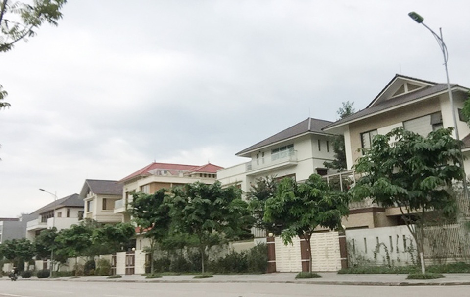 Những dinh thự, biệt phủ "ồn ào" dư luận thời gian qua - 5
Cả 6 lô biệt thự ở vị trí đắc địa của Lào Cai, sau đấu giá đều thuộc quyền sở hữu, sử dụng của những gia đình quan chức tỉnh này... Phản hồi những vấn đề dư luận nêu lên, đại diện UBND tỉnh Lào Cai cho biết, việc đấu giá các thửa đất đã được làm đúng trình tự, thủ tục theo quy định. Theo giá khởi điểm được duyệt, các căn biệt thự này có giá 9,5 - 10,5 triệu đồng/m2 và các lô đất nhà liền kề có giá khởi điểm là 11 triệu đồng/m2! (Ảnh: Mạnh Cường).