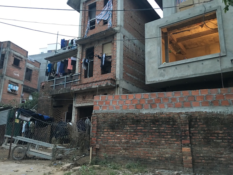 Ám ảnh những "biệt thự ma" để cả chục năm tiếc không dám bán - 7 Khung cảnh lộn xộn ở khu biệt thự cho công nhân thuê. Một công nhân đi làm về cho biết: Một phòng trong biệt thự có tới 20 người ở. Nhiều nơi nam nữ ở cùng một nhà lẫn lộn. Mọi sinh hoạt cá nhân đều khá đơn sơ, nam tắm rửa ngay ngoài trời gần các bể nước.