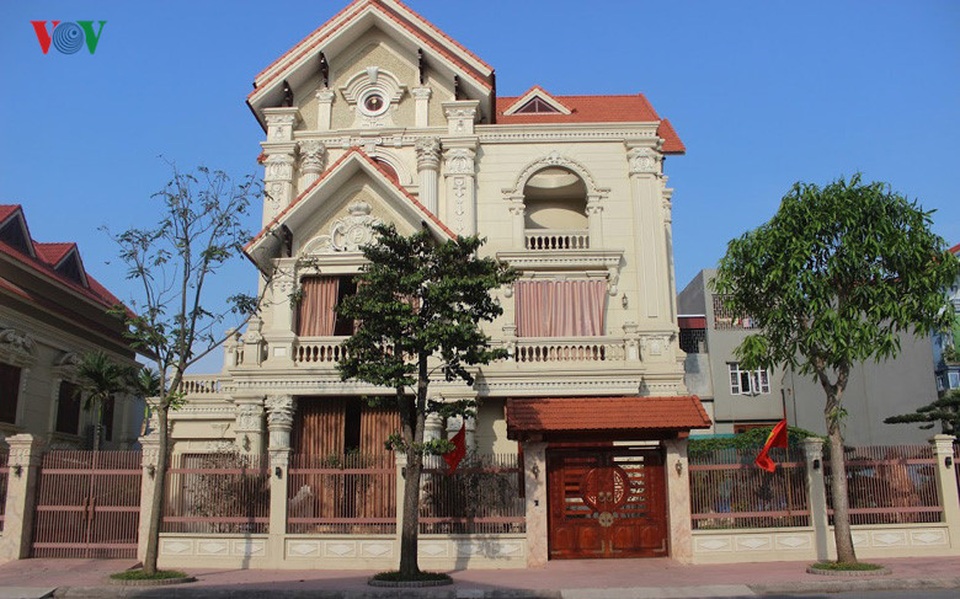 Những dinh thự, biệt phủ "ồn ào" dư luận thời gian qua - 3
Căn biệt thự này thuộc sở hữu của ông Nguyễn Đức Vượng - Tỉnh ủy viên, Bí thư Huyện uỷ, Chủ tịch HĐND huyện Duy Tiên, tỉnh Hà Nam cũng thu hút sự quan tâm của dư luận xã hội mới đây (Ảnh: VOV).