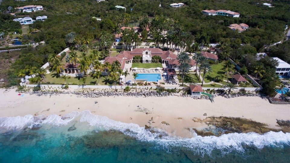Bên trong biệt thự rao bán 28 triệu USD của Tổng thống Trump - 2
Toàn cảnh biệt thự Le Chateau des Palmiers nhìn từ trên cao. Biệt thự nằm trên khu đất rộng hơn 20.000m2 tại vịnh Plum.