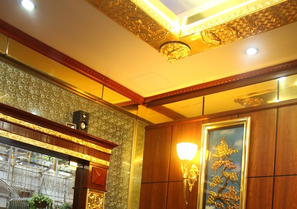 Muôn kiểu dát vàng khoe đẳng cấp của giới nhà giàu Việt - 4 Tất cả các chi tiết như tường nhà, khung tranh, chân bóng đèn... đều được mạ vàng 24k. (Ảnh: Khôi Nguyên)