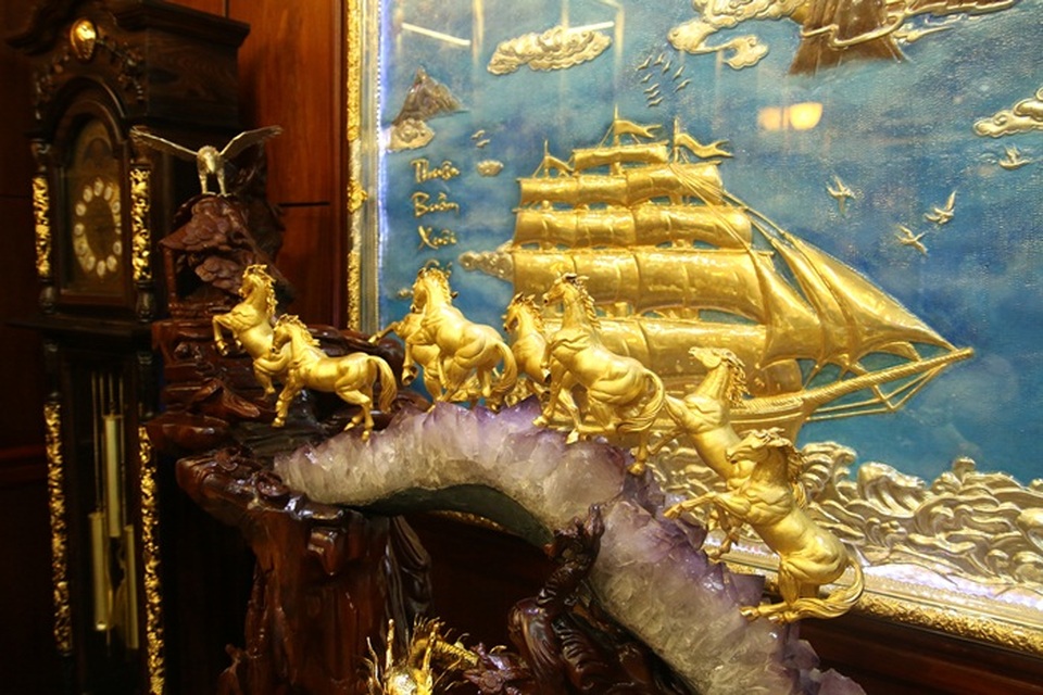 Muôn kiểu dát vàng khoe đẳng cấp của giới nhà giàu Việt - 3 Bức tranh bát mã độc nhất có giá 2 tỷ đồng được trưng bày trong phòng khách căn nhà. (Ảnh: Khôi Nguyên)