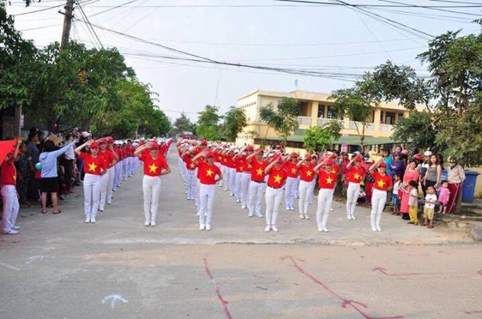 Hà Tĩnh: Hơn 500 học sinh trình diễn dân vũ đường phố - 4 Màn biểu diễn đẹp mắt của các em học sinh đã nhận được sự cổ vũ, hưởng ứng của các bậc phụ huynh và người dân