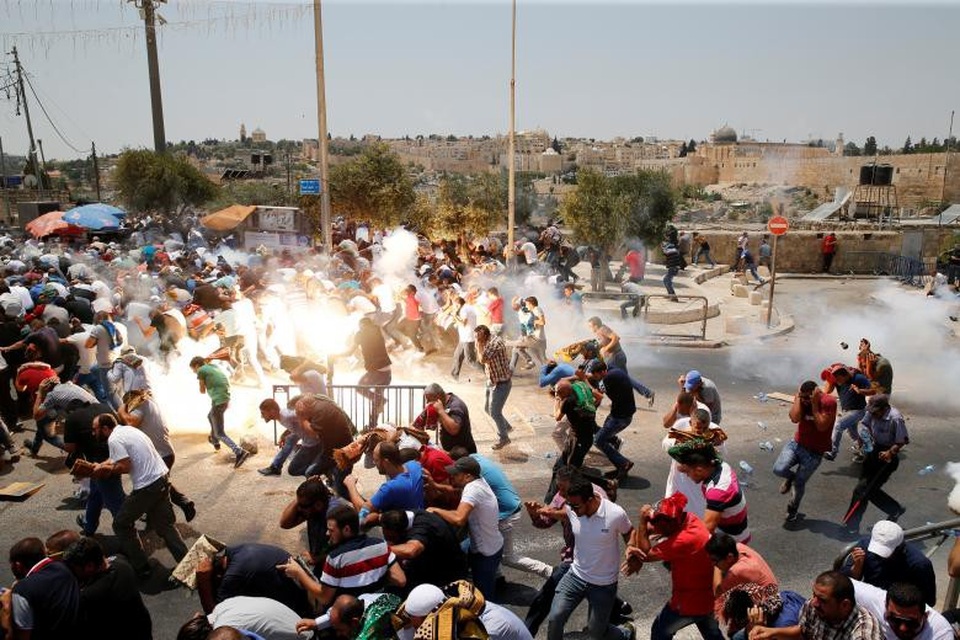 Những cuộc biểu tình rúng động thế giới năm 2017 - 12 Người Palestine tháo chạy trong cuộc biểu tình trên đường phố ở Jerusalem ngày 21/7.