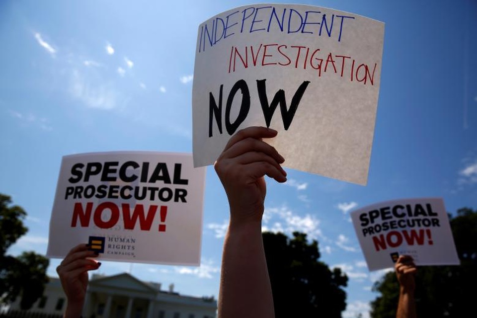 Biểu tình phản đối Tổng thống Trump bên ngoài Nhà Trắng - 8
Những người biểu tình đã kêu gọi một cuộc điều tra độc lập hoặc chỉ định một công tố viên đặc biệt để tiếp tục cuộc điều tra về các cáo buộc Nga can thiệp trong cuộc bầu cử tổng thống. (Ảnh: Reuters)