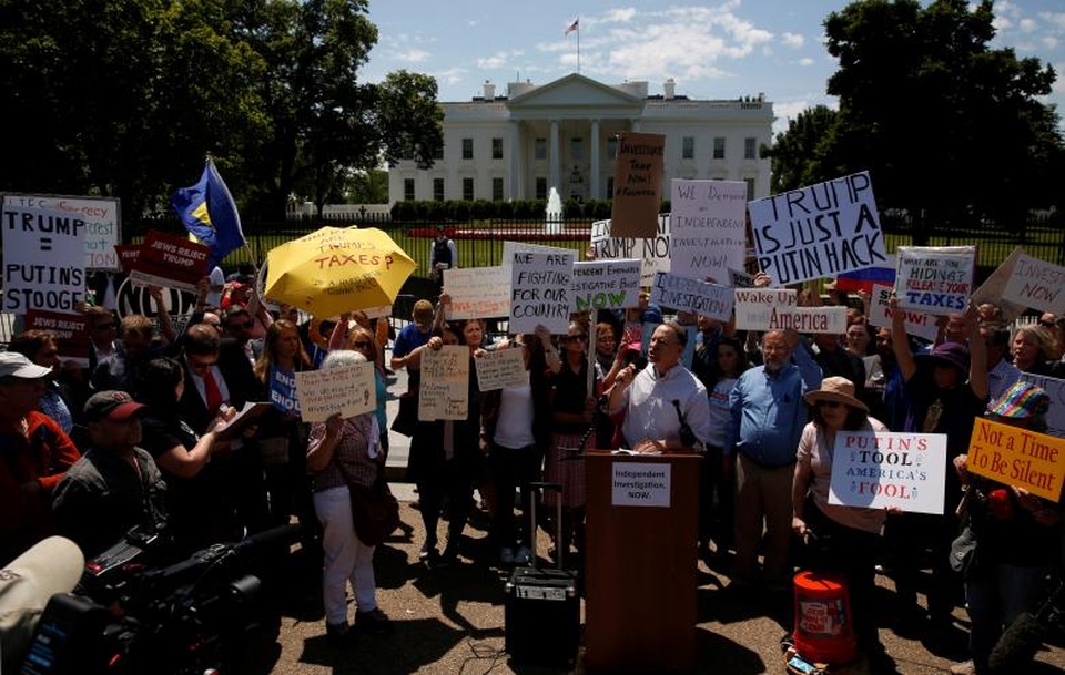 Biểu tình phản đối Tổng thống Trump bên ngoài Nhà Trắng - 6
Đám đông mang các biểu ngữ phản đối ông chủ Nhà Trắng. (Ảnh: Reuters)