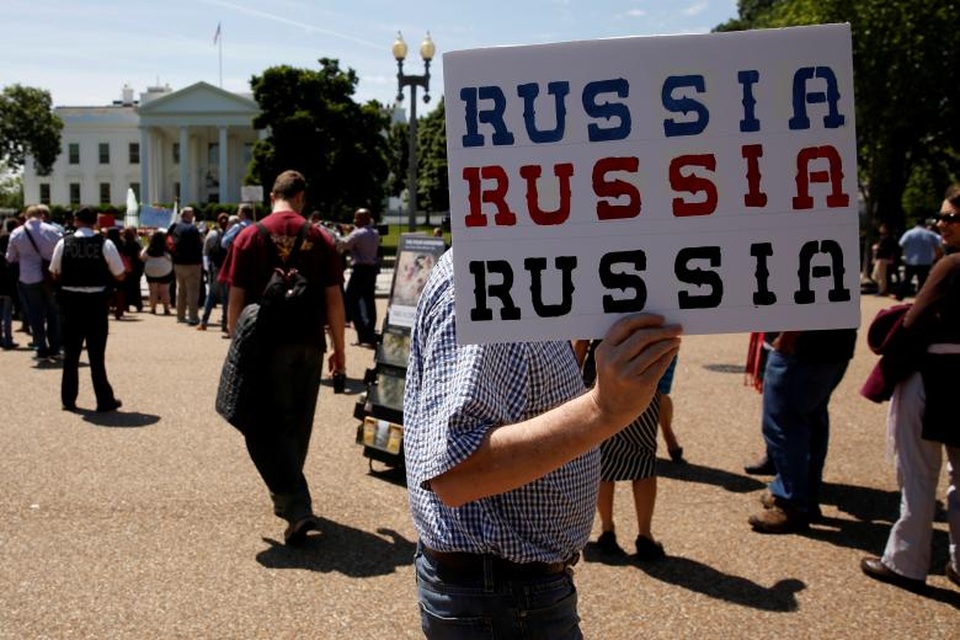 Biểu tình phản đối Tổng thống Trump bên ngoài Nhà Trắng - 7
Việc sa thải ông Comey đã gây nhiều tranh cãi, trong bối cảnh ông này đang dẫn đầu các cuộc điều tra liên quan tới nghi ngờ Nga can thiệp trong cuộc vận động tranh cử tổng thống 2016 đang được tiến hành. (Ảnh: Reuters)