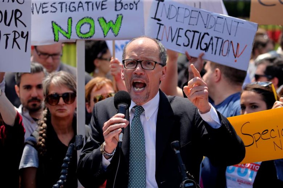 Biểu tình phản đối Tổng thống Trump bên ngoài Nhà Trắng - 4
Cựu Bộ trưởng Lao động Mỹ Tom Perez, Chủ tịch Ủy ban quốc gia đảng Dân chủ (DNC), cũng tham gia cuộc biểu tình. (Ảnh: Reuters)