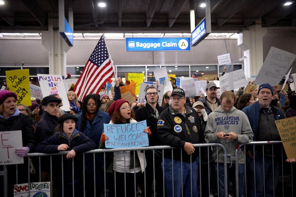 Biểu tình bùng phát khắp nước Mỹ phản đối sắc lệnh di trú của ông Trump - 10
Đám đông tham gia biểu tại sân bay quốc tế Philadelphia.