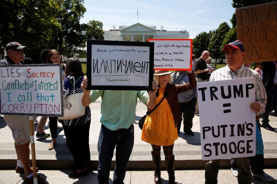 Biểu tình phản đối Tổng thống Trump bên ngoài Nhà Trắng - 13
(Ảnh: Reuters)