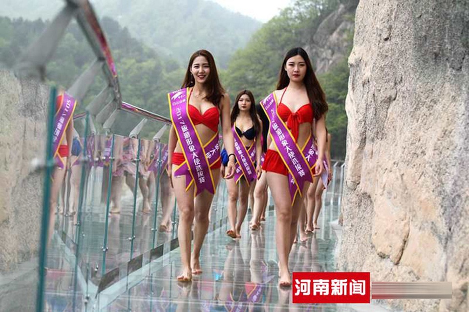 Dàn mỹ nhân mặc bikini tạo dáng trên cầu đáy kính chênh vênh - 1 Các cô gái trong màn trình diễn catwalk trên cầu đáy kính ở núi Bạch Vân