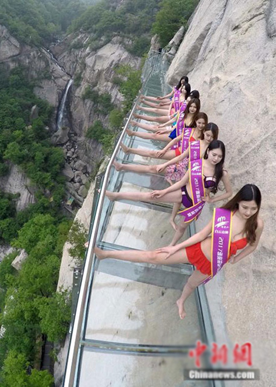 Dàn mỹ nhân mặc bikini tạo dáng trên cầu đáy kính chênh vênh - 3 Các cô gái trình diễn bikini trên núi