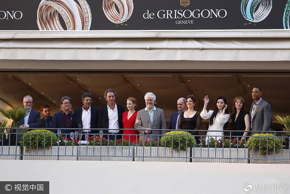 Phạm Băng Băng duyên dáng trong lần đầu làm giám khảo LHP quốc tế Cannes - 14
Dàn giám khảo của LHP Cannes lần thứ 70 vẫy tay chào người hâm mộ.