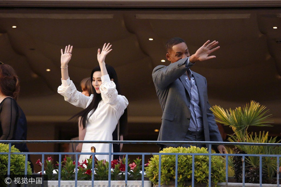 Phạm Băng Băng duyên dáng trong lần đầu làm giám khảo LHP quốc tế Cannes - 6
Cô vẫy tay chào phóng viên rất thân thiện.