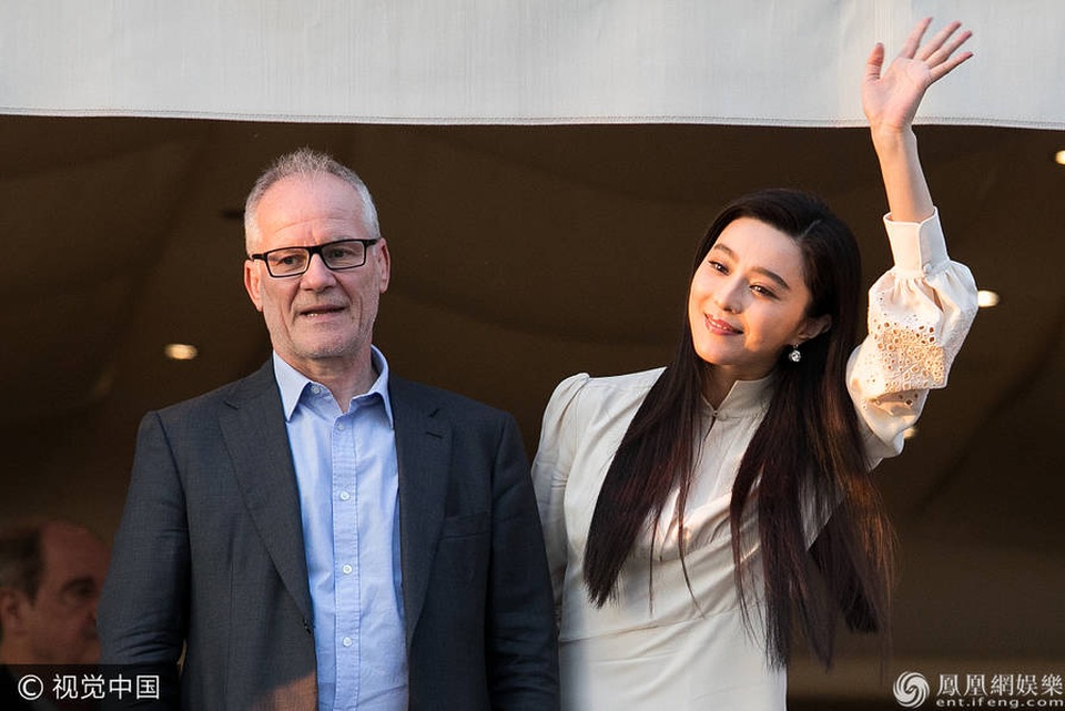 Phạm Băng Băng duyên dáng trong lần đầu làm giám khảo LHP quốc tế Cannes - 4
Ngôi sao Trung Quốc đã có buổi trò chuyện, tiếp xúc với những vị giám khảo khác trong tiệc tối trước khi LHP quốc tế Cannes lần thứ 70 chính thức khai mạc.