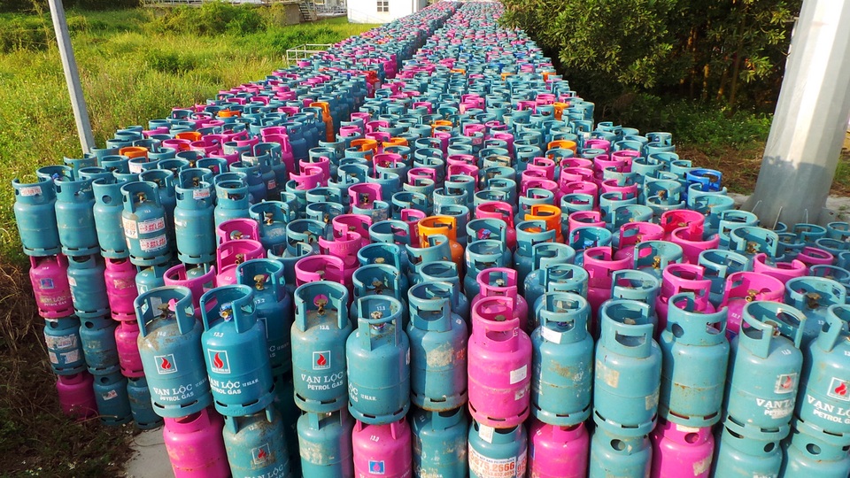 Phát hoảng trước 23.000 vỏ bình gas nghi bị chiếm giữ trái phép - 3 Choáng trước số lượng lớn vỏ bình gas lưu giữ trong khuôn viên Ban quản lý Cụm công nghiệp đa nghề Đông Thọ.