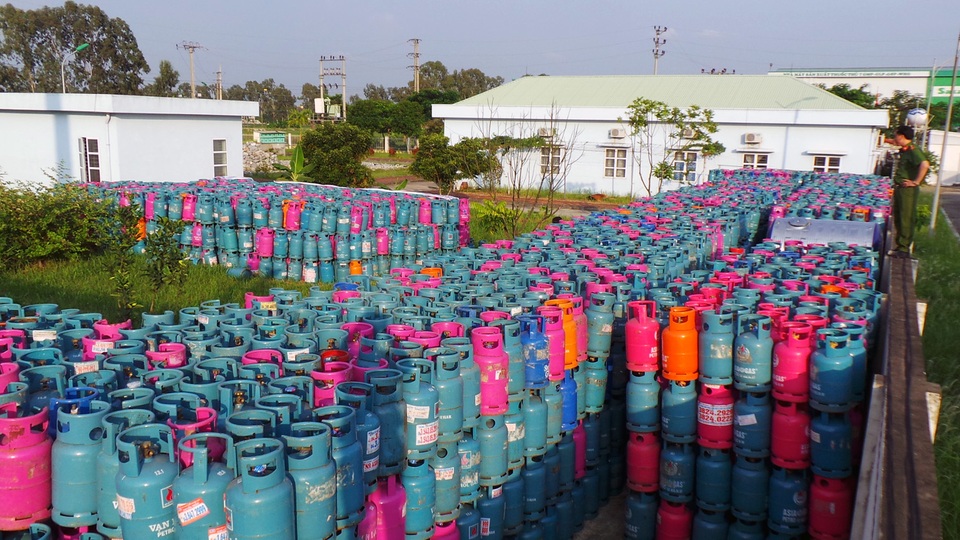 Lật tẩy chiêu “cắt tai, mài vỏ”, làm giả bình gas - 1 Ngày 21/9, lực lượng chức năng tỉnh Bắc Ninh phát hiện, thu giữ hơn 23.000 vỏ bình gas nghi bị chiếm dụng trái phép tại trụ sở Ban quản lý Cụm công nghiệp đa nghề Đông Thọ (huyện Yên Phong, Bắc Ninh).