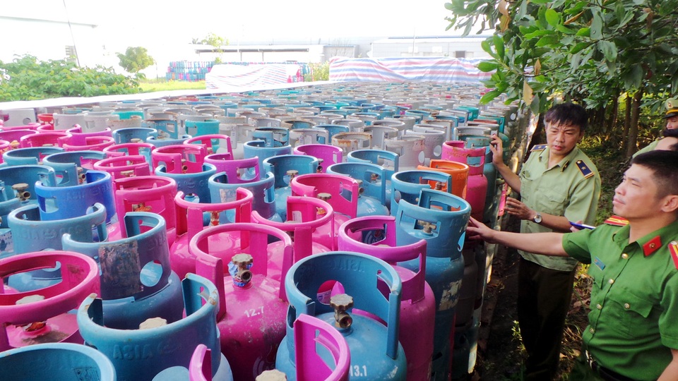 Phát hoảng trước 23.000 vỏ bình gas nghi bị chiếm giữ trái phép - 5 Phát hoảng trước 23.000 vỏ bình gas nghi bị chiếm giữ trái phép - 5