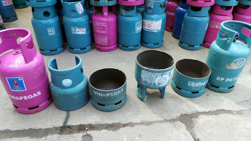 Lật tẩy chiêu “cắt tai, mài vỏ”, làm giả bình gas - 3 Lực lượng chức năng nghi vấn, số vỏ bình gas trên do các đơn vị kinh doanh gas thu gom, chiếm giữ của nhau để thực hiện chiêu trò cắt tai, mài vỏ, chiếm dụng bình của đối thủ cạnh tranh để làm giả vỏ bình.