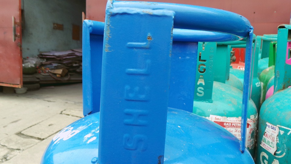 Lật tẩy chiêu “cắt tai, mài vỏ”, làm giả bình gas - 5 Đai và đế bình cũng được dập tên nhãn hàng.