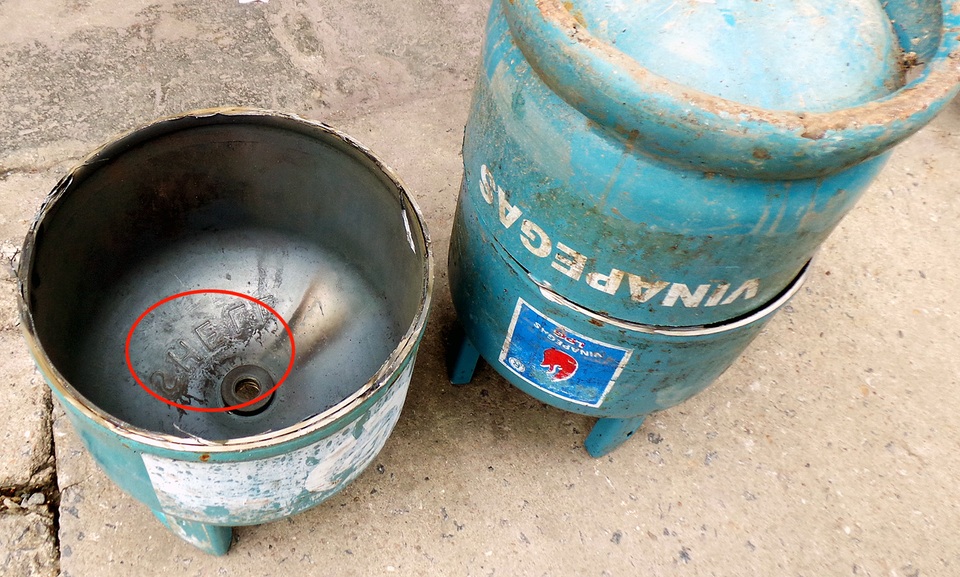 Lật tẩy chiêu “cắt tai, mài vỏ”, làm giả bình gas - 11 Phần chữ chìm bên trong hiện rõ, không liên quan đến tên thương hiệu bên ngoài.