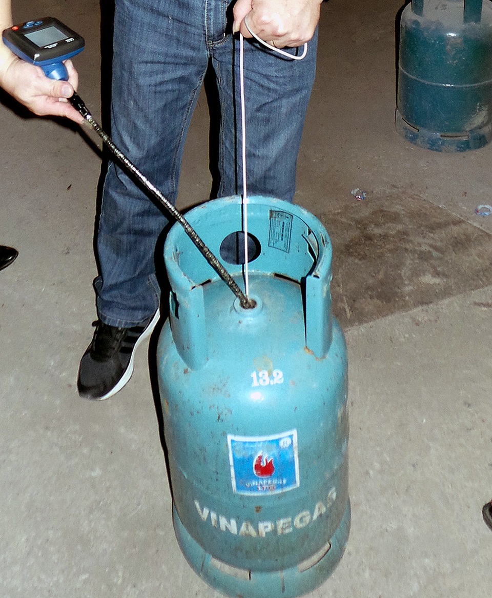 Lật tẩy chiêu “cắt tai, mài vỏ”, làm giả bình gas - 8 Bên cạnh việc quan sát bằng mắt thường, để phát hiện các vỏ bình đã bị mài tên thương hiệu trên thân còn có cách nội soi, kiểm tra phần chữ chìm bên trong vỏ.