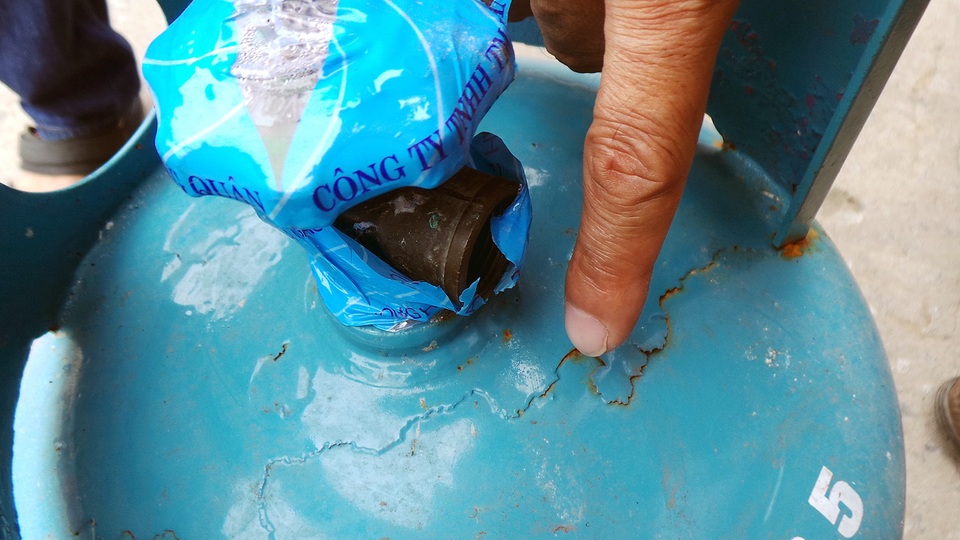 Lật tẩy chiêu “cắt tai, mài vỏ”, làm giả bình gas - 7 Chiêu trò cắt tai, mài vỏ giúp các đơn vị kinh doanh gas tiết kiệm một khoản chi phí không nhỏ. Thay vì bỏ tiền ra sản xuất một vỏ bình mới, các đơn vị cạnh tranh không lành mạnh cho nhân công đi thu gom vỏ bình của hãng khác, chiếm dụng, biến số vỏ bình đó thành tài sản của mình. Không chỉ có các hàng gas chịu thiệt hại, người tiêu dùng cũng phải đối mặt với rủi ro khi sử dụng bình giả.