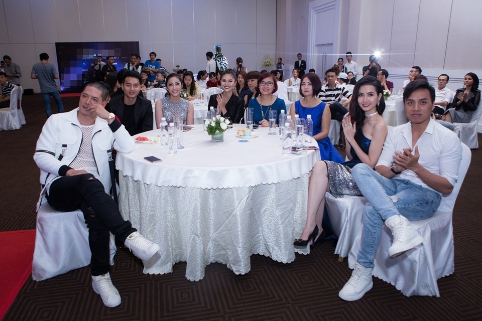 Trong một sự kiện mới đây, nam diễn viên, MC Bình Minh (ngoài cùng bên trái) khiến công chúng bất ngờ với vẻ ngoài lạ lẫm.