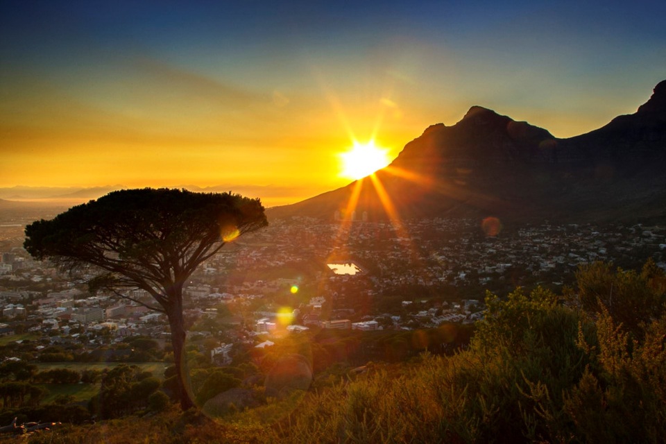 “Tan chảy” với những điểm ngắm bình minh kỳ diệu nhất thế giới - 4 Cape Town, thành phố ở phía tây Nam Phi, nổi tiếng là một trong những nơi lý tưởng nhất thế giới ngắm ngày mới.