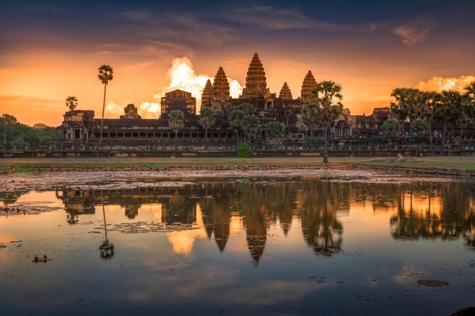“Tan chảy” với những điểm ngắm bình minh kỳ diệu nhất thế giới - 7 Ngôi đền Angkor Wat của Campuchia được bao trùm bởi những tia sáng trong ngày mới. Đám mây phía xa bùng lên tựa như đám lửa lớn.