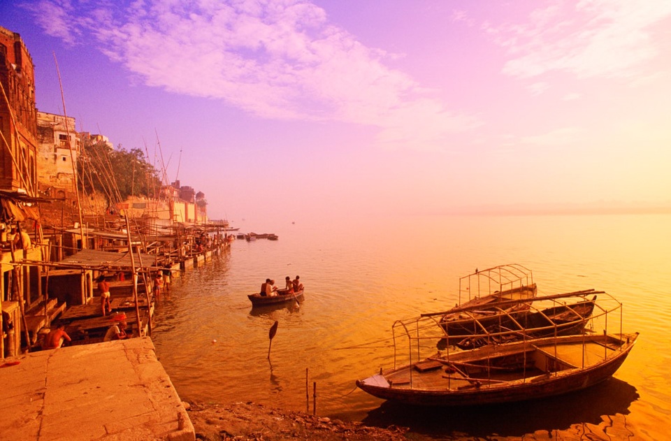“Tan chảy” với những điểm ngắm bình minh kỳ diệu nhất thế giới - 8 Thành phố Varanasi thuộc bang Uttar Pradesh ở miền bắc Ấn Độ, là một trong những nơi nhiều màu sắc nhất. Và khoảnh khắc mặt trời mọc ở nơi này cũng không là ngoại lệ.