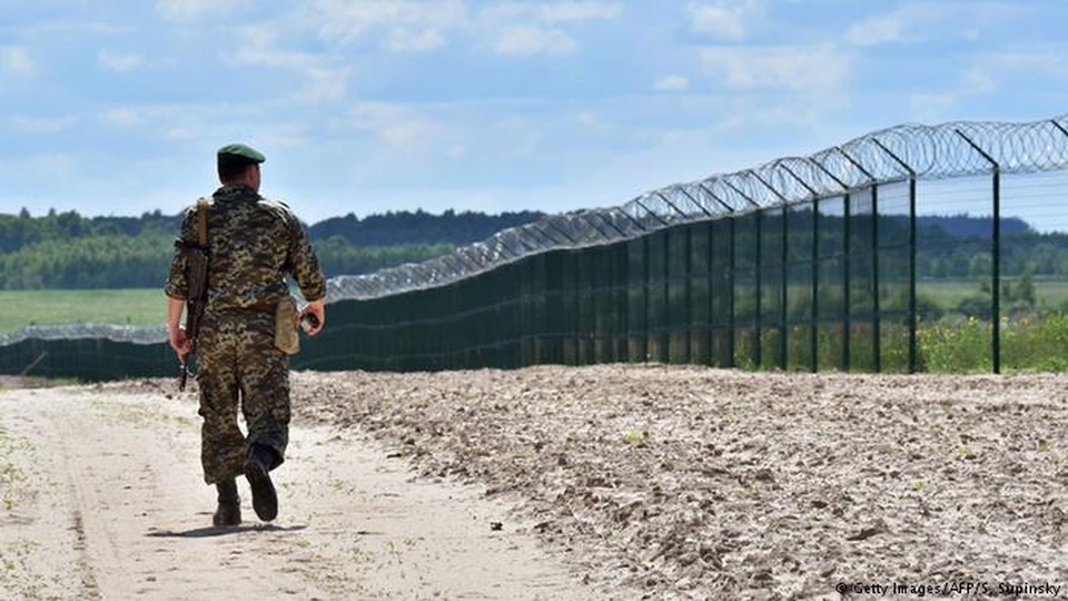 Nga tính xây rào ngăn cách Ukraine và Crimea - 1 Binh sĩ Ukraine tuần tra dọc hàng rào biên giới Ukraine - Nga. (Ảnh: Getty/AFP)