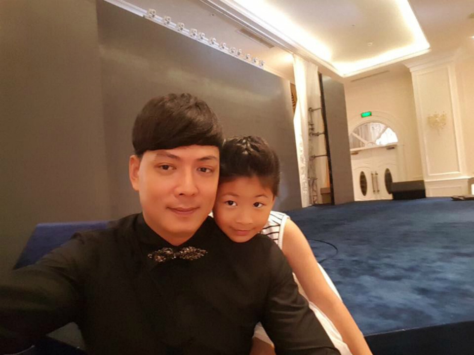 Diễn viên Bình Minh đưa con gái đi làm tóc, anh chia sẻ: Sau khi làm tóc xong cho chị ấy thì bố con mình đẹp đều.