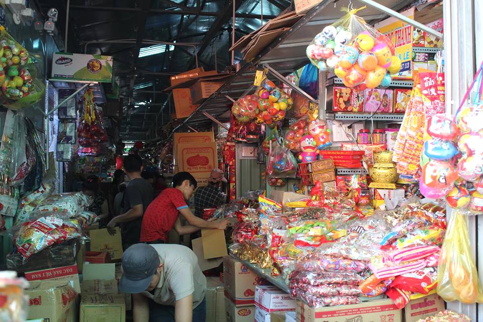 Tiểu thương chợ Bình Tây điêu đứng trong chợ tạm dịp cận Tết - 6 Không gian bên trong chợ tạm khá chật hẹp, ảnh hưởng lớn đến kinh doanh của tiểu thương.
